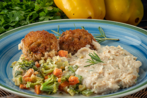 Arancini com purê de feijão branco e legumes salteados (brócolis, cenoura e abobrinha)