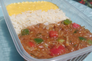 Ragu de jaca com creme de milho vegano e arroz branco
