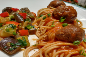 Spaghetti sem glúten com almôndegas proteicas de soja e ratatouille