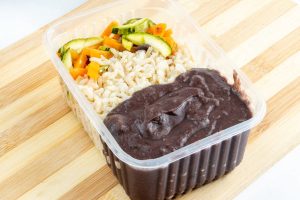 Tutu de feijão com batata doce, arroz integral e legumes refogados.