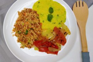 Vó Maria - carreteiro de bolonhesa de soja com fios de cenoura e pimentão. Creme de milho e assado de tomate e cebola com ervas finas.